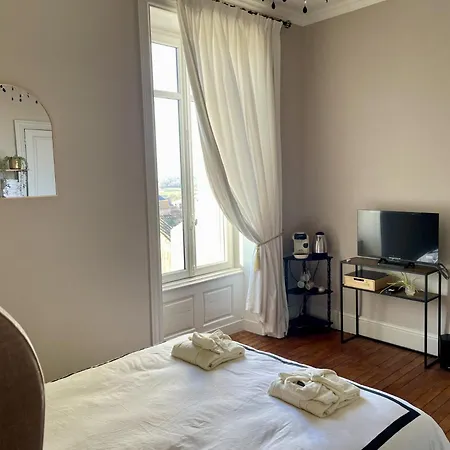 Contemporaine Sans Acces - Chateau Maranne Bed & Breakfast
